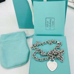 Lyxdesigner 19mm hjärthalsband Kvinnor Rostfritt stål Fashion Pendant Jewelry Gift till flickvän