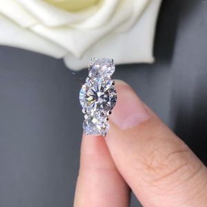 Cluster Rings Luxury 4ct Three Stones D Color Moissanite Förlovningsring AU585 14K Vitt guld toppkvalitet bröllop smycken