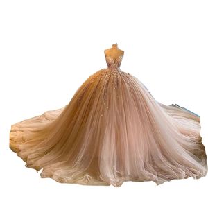 2023 Gold Quinceanera klänningar Bollklänning Puffy Sweetheart Lace Applicants Tulle Flowers Plus Size Sweet 16 dragkedja Back Formal Party Prom Evening Gowns