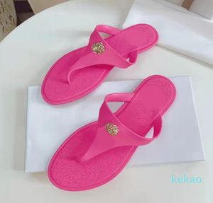 Kvinnor tofflor Designer Flat Sandals Jelly Slide Classic Beach Flip Flops Fashion Metal Decoration Printing Sole Waterproof