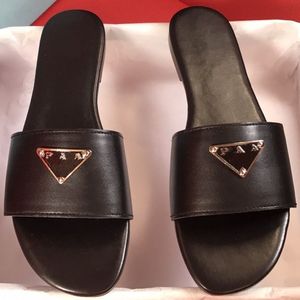 Designer Kvinnor Sandaler Högkvalitativa kvinnors bilder Triangulära figur Kalv Leather Casual Shoes Quiltad Platform Summer Beach Slipper 35-42 med låda och shoppingväska