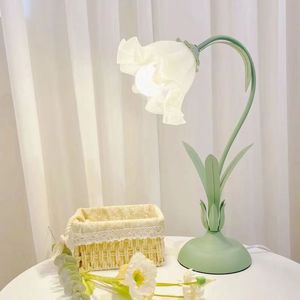 Krem başucu masası lambası, atmosfer lambası, yatak odası, ins stili, Amerikan kırsal ağı, kırmızı çiçek çiçek masa lambası, kızın doğum günü hediyesi