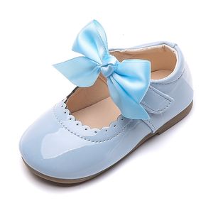Spor ayakkabı bahar sonbahar kız kız ayakkabısı sevimli yay patent deri prenses düz renkli çocuklar gilrs dans ilk yürüyüşçüler 230511