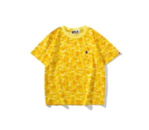 De nya mäns och kvinnors populära logotyp kamouflage tryckt gul tonåring personlighet runda krage t-shirt med korta ärmar