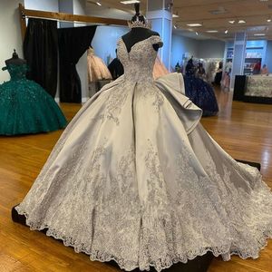 Silver ruffles Cathedtal tåg quinceanera klänningar applikationer pärlor snörning korsett söta 16 vestidos de quinceanera 15 nera