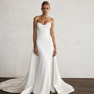 Weißes Brautkleid im Meerjungfrau-Stil mit abnehmbarer Schleppe, gerafftem Satin-Brautkleid und Schlitz Novia De Noche