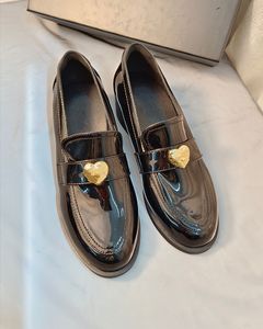 Tasarımcı loafer elbise ayakkabıları kadın moda yeni siyah altın donanım kalın tabakalı ayakkabı kalın topuklu ayakkabılar 5cm retro patent deri kalp
