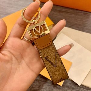 Designers Keychains s Keychain Metal Sense Leather Design Fashion Casual Style Key chain Temperament Versatile Popular Hanging Bag Phone Letter v Case