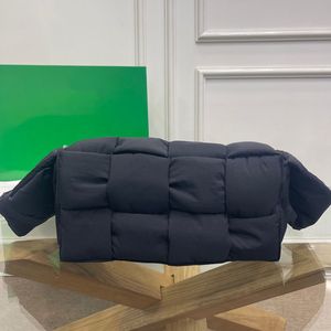 Ringer Pillow Bag flätade väskor vävda Messenger Bag Luxurys Designer Crossbody Tote Waterproof Handbags MM