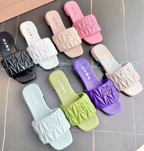 2023 Yeni Lüks Nappa Deri Tasarımcı Ayakkabı Platformu Slayt Kadın Açık Ayakkabı Ev Flip Flops Sıradan Sandalet Yaz Konforu Düz Sişlik