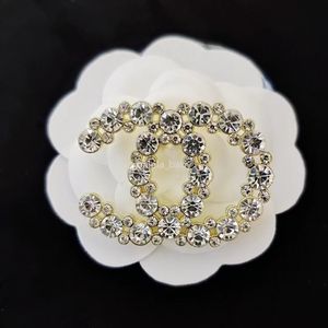 Spilla da donna di design di lusso Spilla da lettera di marca intarsiata Spille da donna con strass di perle di alta qualità Spille placcate in oro 18 carati Gioielli in argento dorato