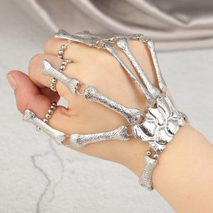 4Pcs Cathercing Halloween Wristband Skull Fingers Bracciale a mano con scheletro in metallo con anello per donne e uomini in festa