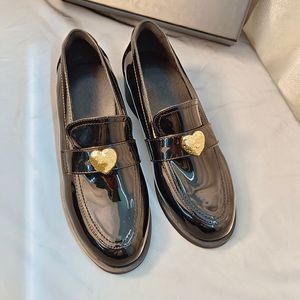 Designer-Loafer-Kleiderschuhe für Damen, modisch, neu, schwarz-goldene Hardware, dicke Sohlen, Schuhe mit dicken Absätzen, 5 cm, Retro-Lackleder, Herz