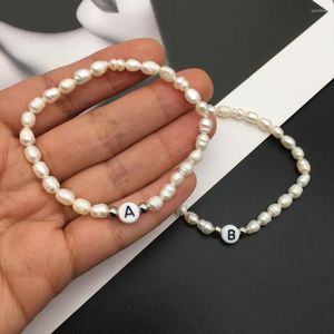 Strand Fashion Natural Freshwater Pearl Smycken Connect Initial 26 Letter Charm Armband för Woman Girls Gift 2023 Armband