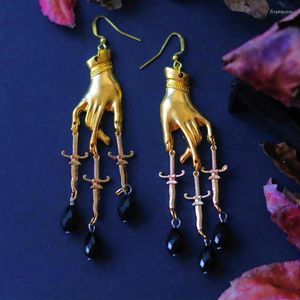Orecchini pendenti Spade dorate Mano Spadaccino gotico di cristallo nero Gioielli estetici affascinanti da donna