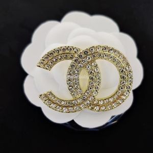 20 spille di design di marca di stile donne strass di cristallo pieno lettere C spille vestito pin moda gioielli abbigliamento decorazione accessori