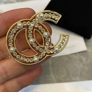 Klassische Marke Luxus Desinger Brosche Frauen Gold Inlay Kristall Strass Perle Buchstaben Broschen Anzug Pin Mode Schmuck Zubehör Geschenke