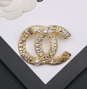 Designer Lettere Spilla di marca Donna Spille di strass di cristallo Spille di perle Temperamento di moda Accessori per gioielli da donna semplici da festa 20 stile