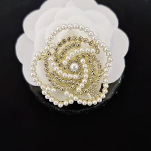 20 Stil Tasarımcı Yüksek Kaliteli Camellia İnci Broşlar Kadın Moda Marka Mektubu Kazak Takım Pin Brooche Giyim Takı Aksesuarları