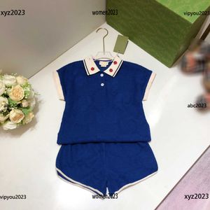 Lüks Trailtsuits Çocuk Tasarımcı Giysileri Moda Tees Setleri Bebek Açık Giysiler 2pcs Çilek Baskı Yakel Kolel Tişört ve Şort