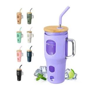 Bambu kapaklı ve saman cam seyahat kupaları ile moda 32 oz cam su şişeleri saplı ve silikon kılıflı tumbler