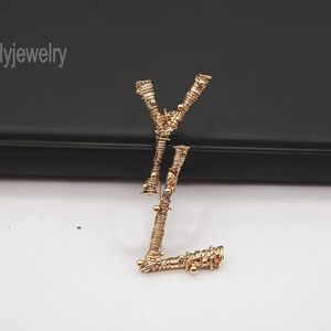 2023 designer brooch brasses letters pin silver color metal not fade dresses for woman irregular brooche happiness shirt men clothes vintage brooches ZB042 I4