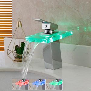 Banyo lavabo muslukları su gücü havzası musluk cilalı krom LED tek kollu güverte monte lavabo su musluk mikser