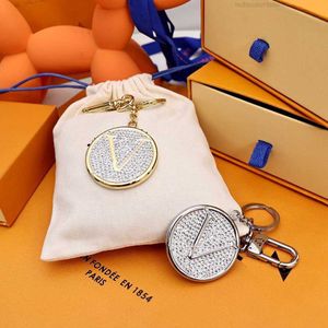 Luxurys Designer Keychain Lover Round Diamond Metal Car Bag de couro artesanal Classic Mulheres Casal Acessórios pendentes de casal