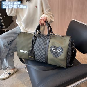 Bolsas de ombro de mulheres por atacado 2 cores de personalidade de rua costurando bolsa de moda através da bolsa de fitness de lazer esportiva ao ar livre resistente a roupas leves.