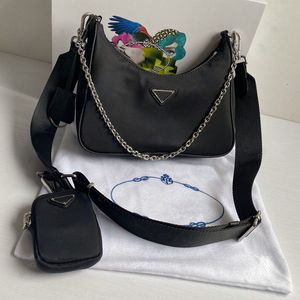 Man kvinnor lyxiga designers väskor högkvalitativa handväskor hobo handväska nylon kedja lady handväska crossbody axel grossist totes mode koppling väska