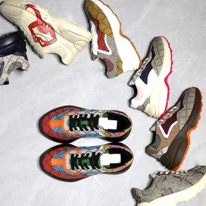 Sneakers firmate Rhyton Scarpe con plateau Uomo Donna Vintage Daddy Sneaker Luxury Brand Lady Scarpe da ginnastica da corsa Chaussures Scarpe multicolori