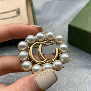 Alfinetes de lapela de luxo feminino broches de marca com letras broche banhado a ouro 18 quilates com strass joias de designer broche com pingente de pérola broches masculinos presente de festa