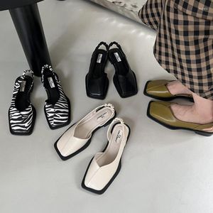 Baotou Głowa Sandały modne kobiety płaski trend kwadratowy dno dno swobodne tylne obcasy buty elastyczne butów sandale femme 134