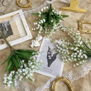 Dekorative Blumen, Kränze, Zweig, weiße künstliche Maiglöckchen, Geschenk, Seide, gefälschter Blumenstrauß für Zuhause, Büro, Hochzeit, Party, Dekoration, Fl