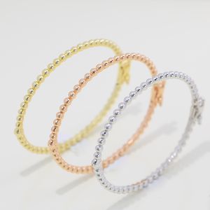 Braccialetto di marca personalizzato di moda Bracciale da donna Bordo rotondo liscio con perline Oro bagliore Lusso e squisito Argento sterling S925 Caldo e 230512