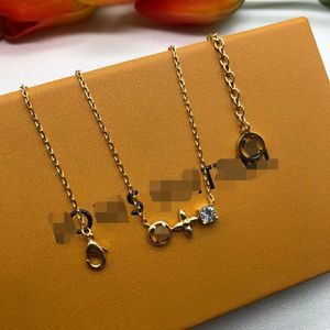 Luxury Brand Pendant Letter Flowers Pendant Necklace Designer Fashion Gold Plate Simple Necklaces Wedding Party Crysatl Jewerlry Necklace VN-0127