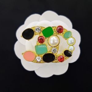 Designer de jóias de moda Broche feminino pinos de broche de luxo masculino Marca de cristal Broches de ouro prateado cartas folhetos de traje folhetos de festas presentes de casamento