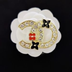 有名なデザインブランドLuxurysDesinger Brooch Women Rhinestone Pearl Letter Broochesスーツピンデザイナーアクセサリージュエリーパーティー