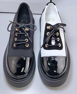 Piccole scarpe con plateau stringate in pelle color incenso Wind Scarpe con plateau abbinate Scarpe con tacco basso in tinta Panda Scarpe piccole in pelle bianche e nere Mocassini Donna