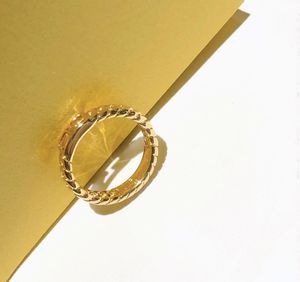 Commercio all'ingrosso minimalista dell'anello del vento freddo femminile di temperamento elegante francese dell'anello di torsione della lettera di modo