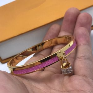 Designer Pink Leather Bracelet Bangle Luxury With Diamond Lock Bracelets Mulheres idosas Carta de flores Jóias Prazadas de ouro aço inoxidável