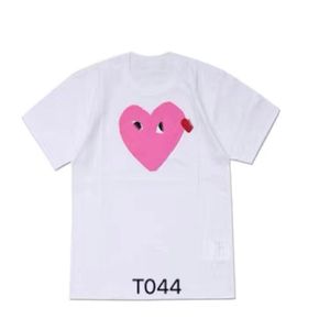 24 Newfashion masculino Play Tir Shirt Designer Red Heart Comes Casual Women Shirts des Badge Garcons High Quanlity Tshirts Bordado de algodão DZ