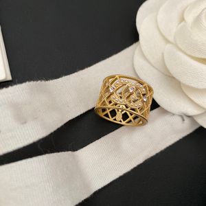 Niemals verblassender Marken-Buchstabenring, vergoldetes Messing, Kupfer, hohle, offene Bandringe, Modedesigner-Luxus-Acryl-klarer Ring für Damen, Hochzeit, Schmuck, Geschenke, Größe: S M L