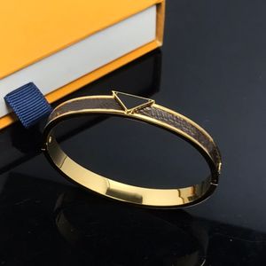 Designer Brown Lenther Bangle rostfritt stål Kärleksarmband Triangel Bangles Kvinnor MAN SCREW JAGE GAMLA FLOMER RET Par Klassiska smycken Tillbehör