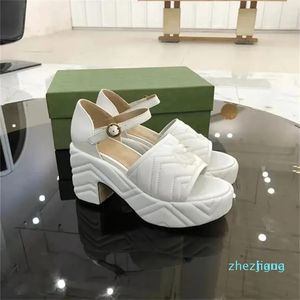 2023-designer scarpe da donna estate tacchi spessi sandali in pelle una linea fibbia piattaforma impermeabile scarpa con suola spessa sfilata di moda retrò