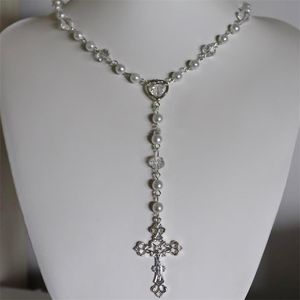 Victoria handgefertigte Perlenkette imitierte weiße Kristallperlen, Perlen-Rosenkranz-Stil, lange Halskette, verstellbares gotisches Kreuz