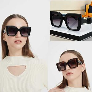 Lady Oversized Square Sunglasses Designer de moda Quadro quadrado gravado com o logotipo de carta clássica Fashion Stage Fashion Show Outdoor Personalized Glasses 2302