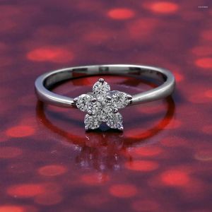 Pierścienie klastra Śliczne kształt kwiatu przezroczyste kryształy skupione 925 Srebrny pierścień dla damskiej daru R646