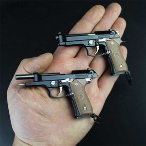 Gun Toys 1 3 عالي الجودة المعدنية نموذج Beretta 92f لا نقش مفتاح سلسلة لعبة Miniature Miniature Collection Toy Pendant T230515