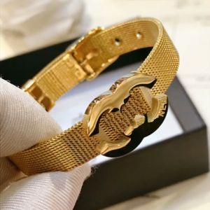 Дизайнерский золотой браслет весна 2023 г. Браслет для вечеринок моды любви, разработанный для женщин из нержавеющей стали оптом с коробкой